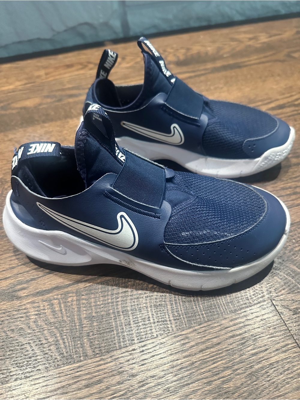 Nike Kids flex runner 3 Navy and White Slip-On Sneakers 4Y